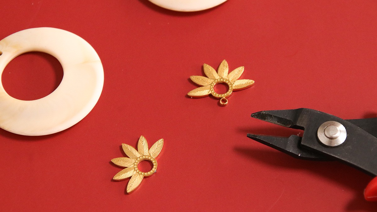 Resin and gemstone cabochon earrings : Step 2