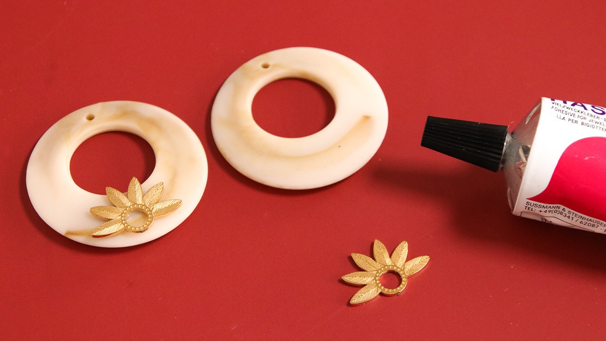 Resin and gemstone cabochon earrings : Step 3