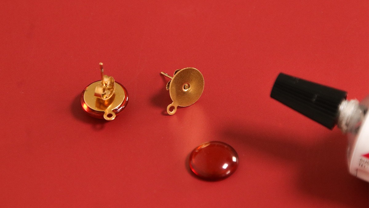 Resin and gemstone cabochon earrings : Step 4