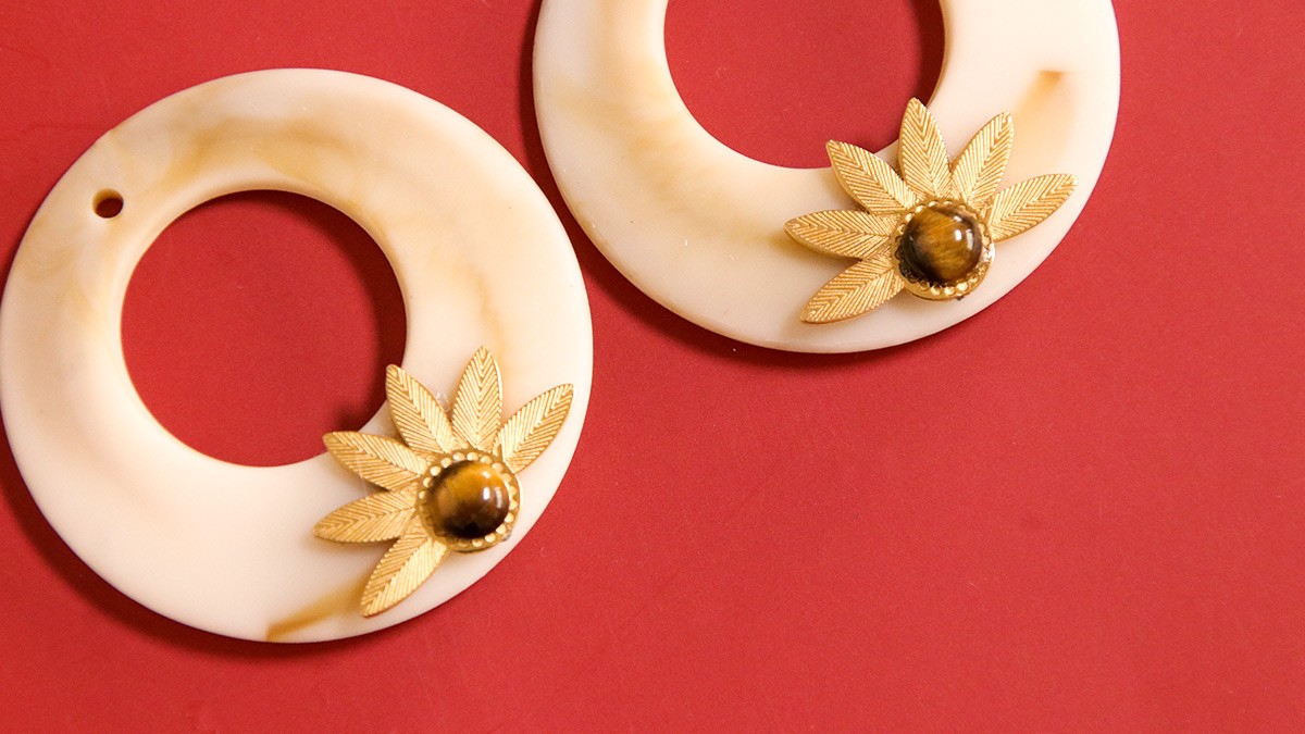 Resin and gemstone cabochon earrings : Step 5