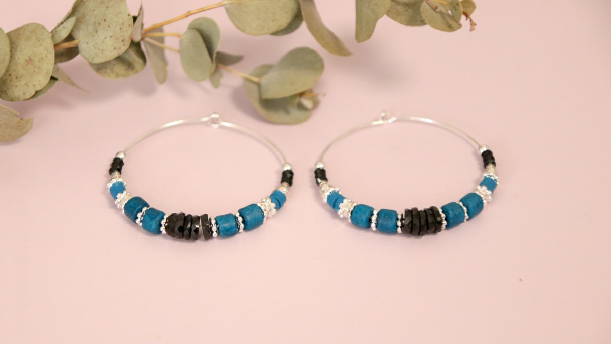 Schema  Silver creoles with heishis and Onyx beads