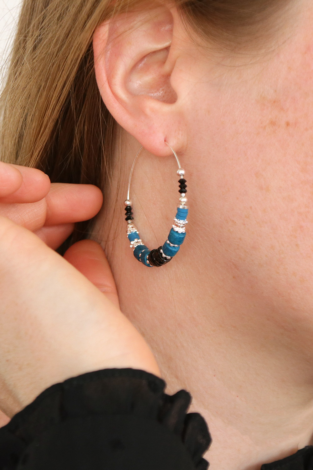 Schema  Silver creoles with heishis and Onyx beads