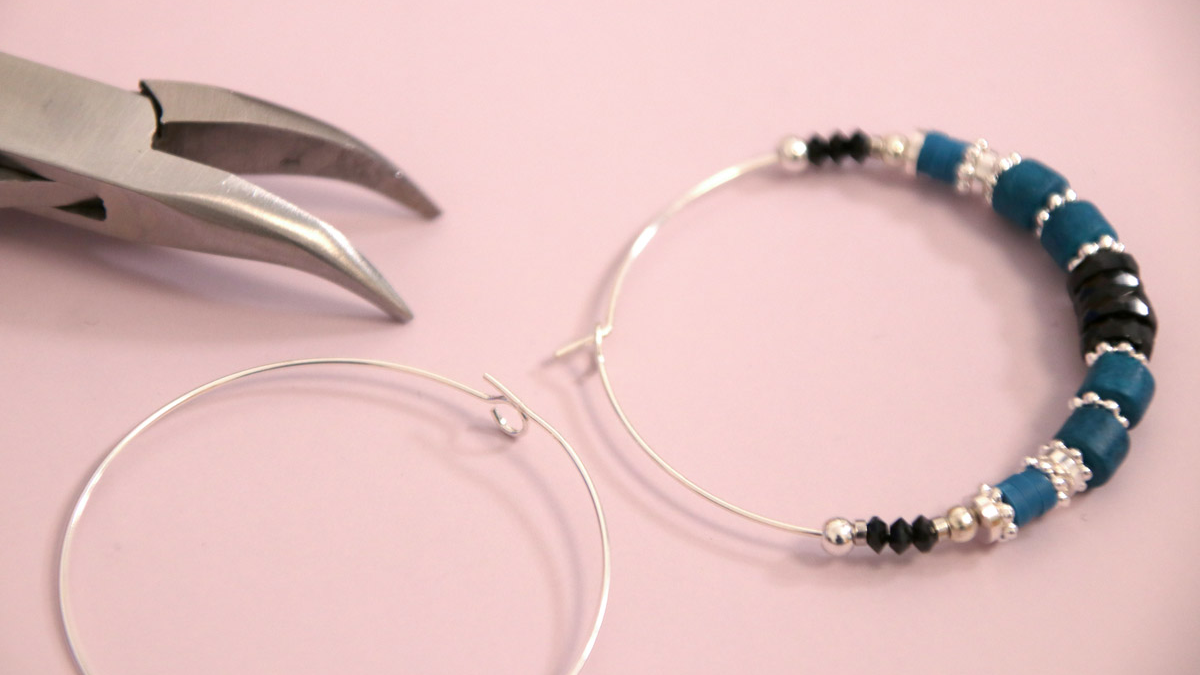 Silver creoles with heishis and Onyx beads : Step 1