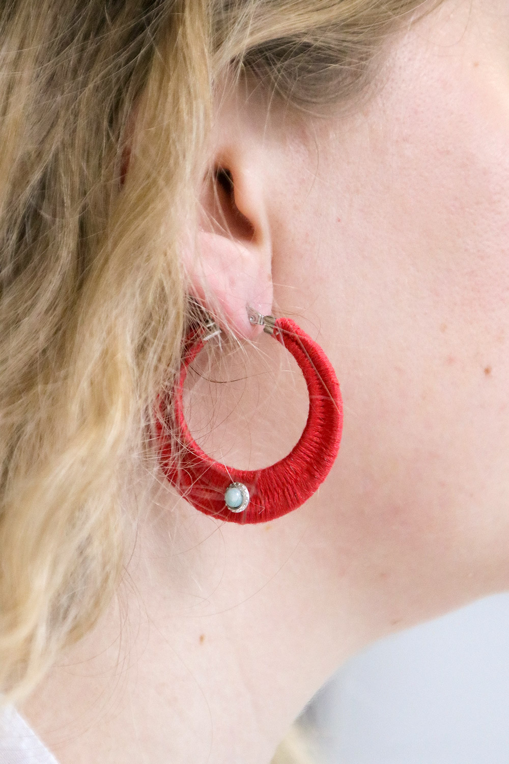 Schema Creoles with red braided thread and gemstones Schema Creoles with red braided thread and gemstones