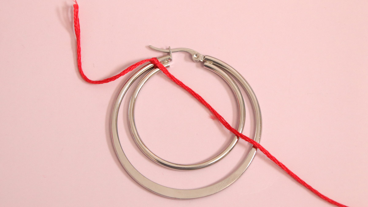 Creoles with red braided thread and gemstones : Step 1 Creoles with red braided thread and gemstones : Step 1