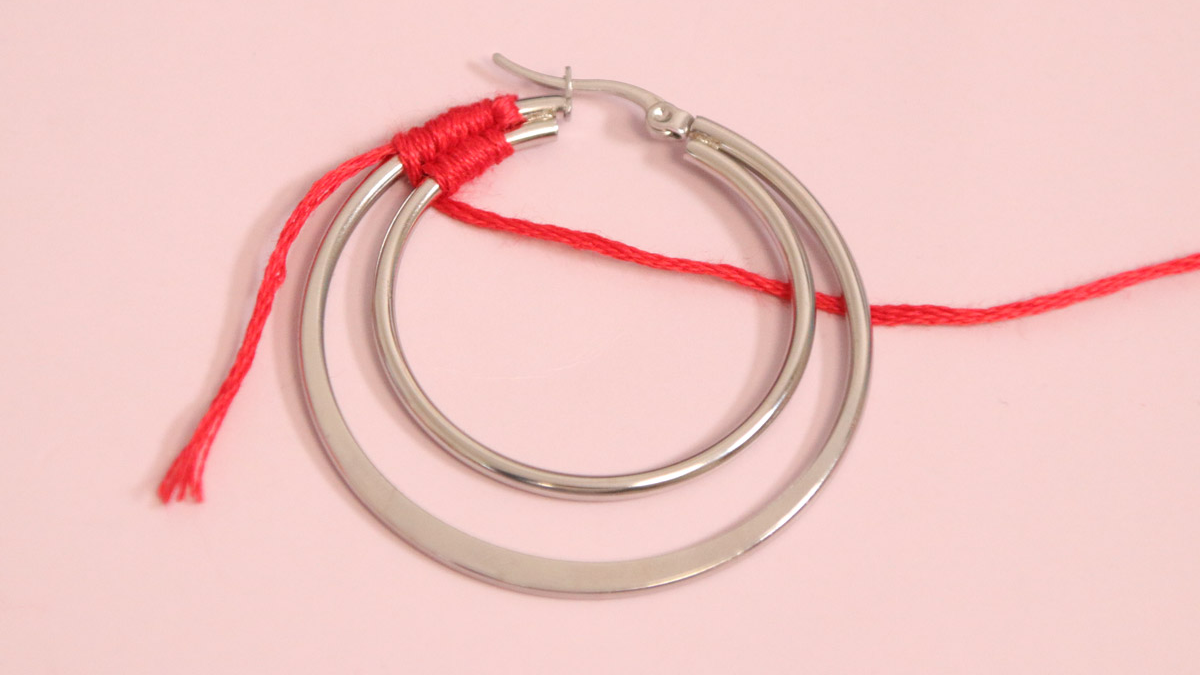 Creoles with red braided thread and gemstones : Step 3 Creoles with red braided thread and gemstones : Step 3