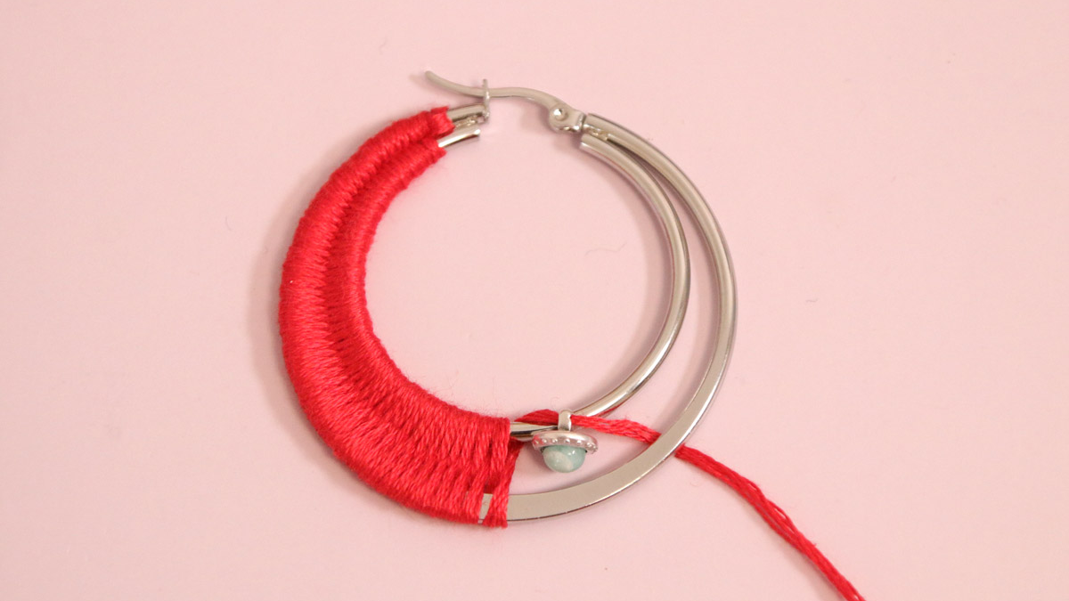 Creoles with red braided thread and gemstones : Step 4 Creoles with red braided thread and gemstones : Step 4