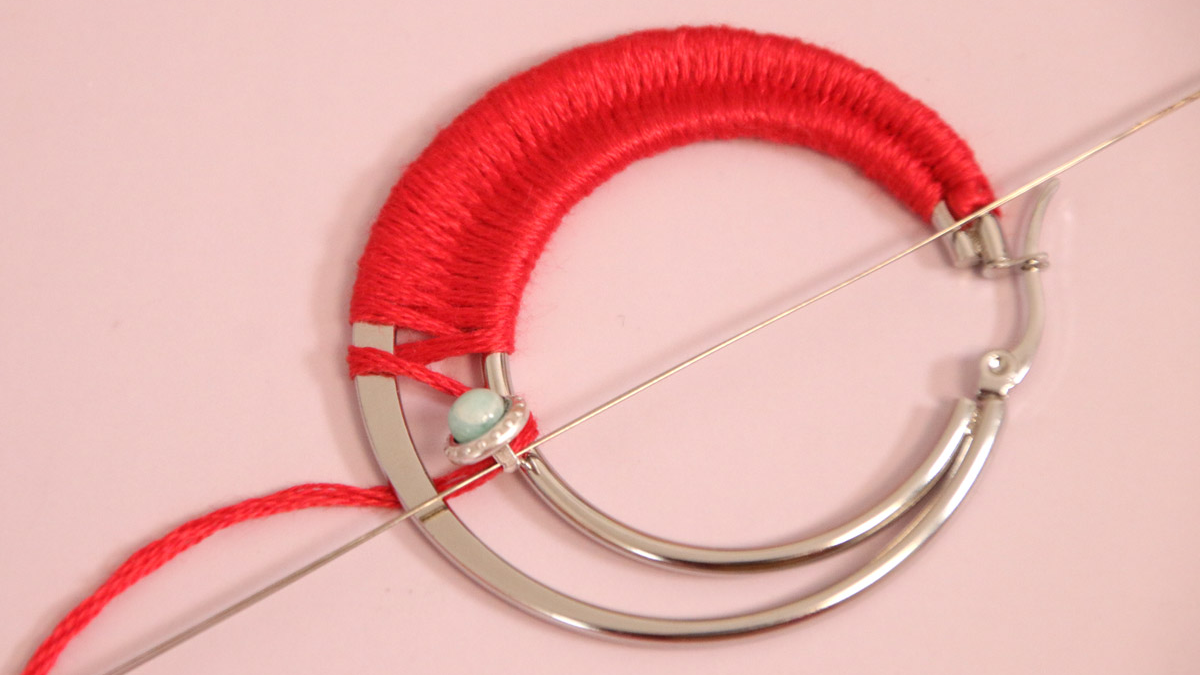 Creoles with red braided thread and gemstones : Step 5 Creoles with red braided thread and gemstones : Step 5
