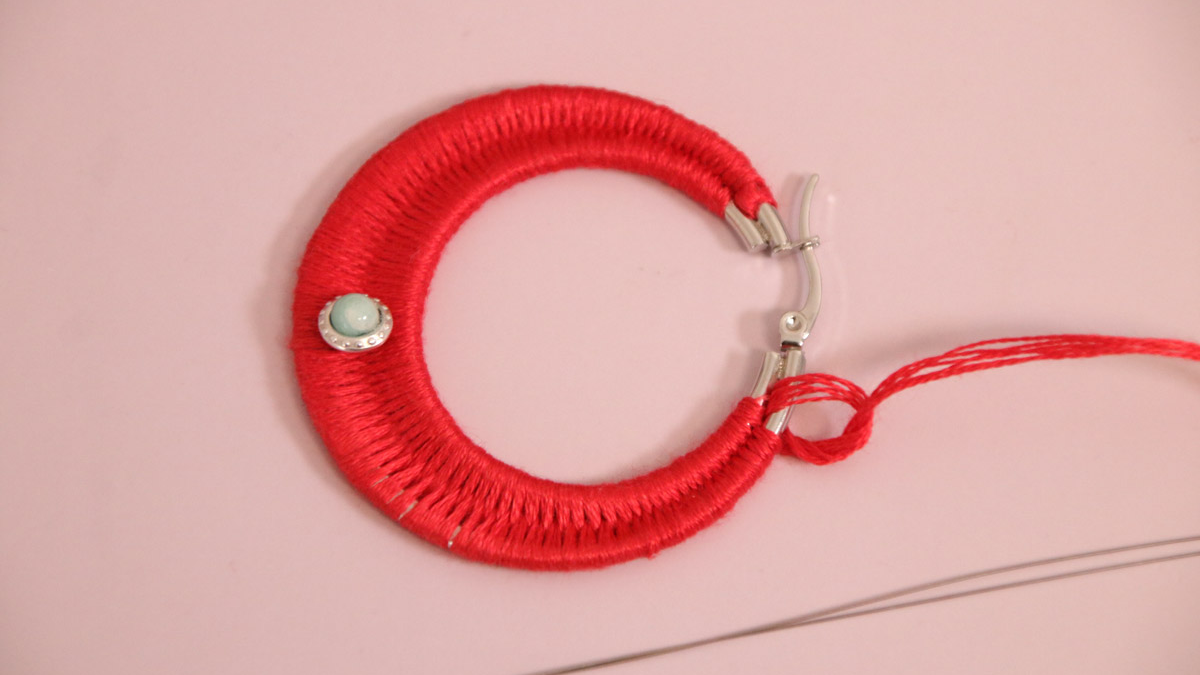 Creoles with red braided thread and gemstones : Step 6 Creoles with red braided thread and gemstones : Step 6