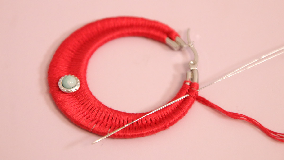Creoles with red braided thread and gemstones : Step 7 Creoles with red braided thread and gemstones : Step 7