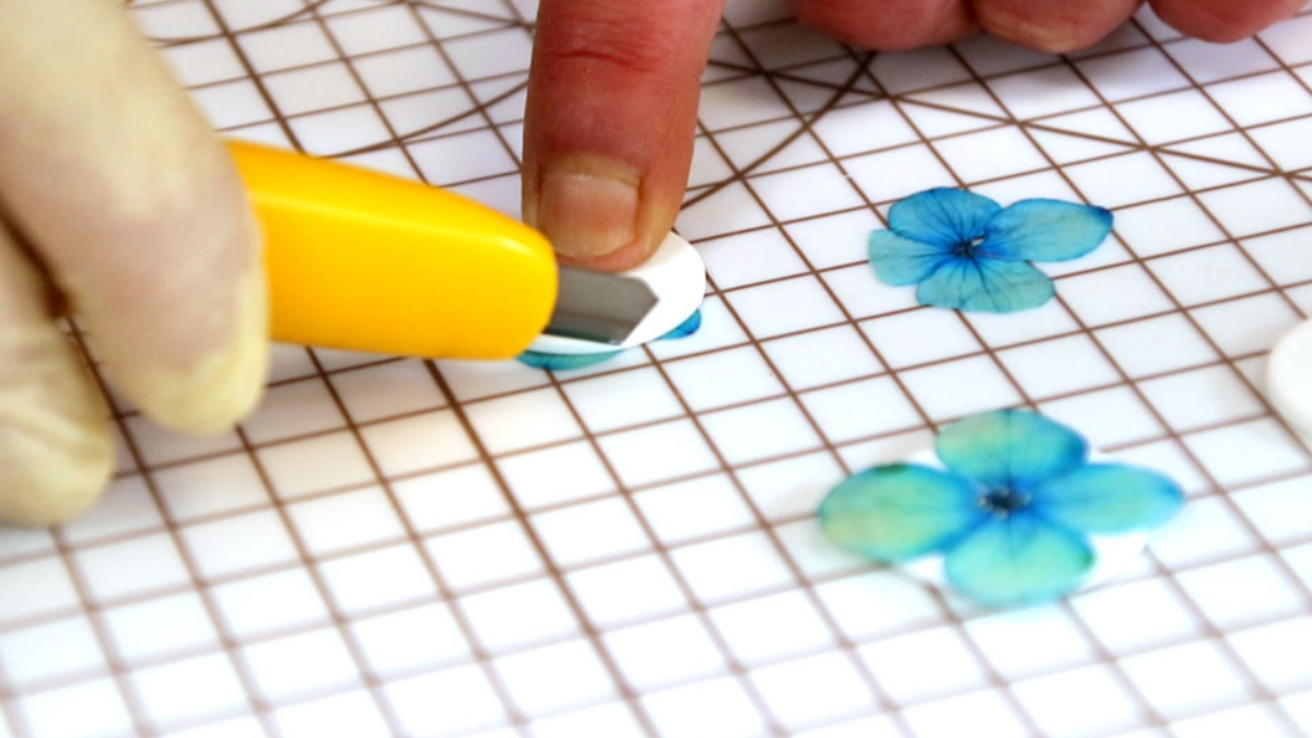 Polymer clay and resin earrings with dried hydrangea flowers : Step 6