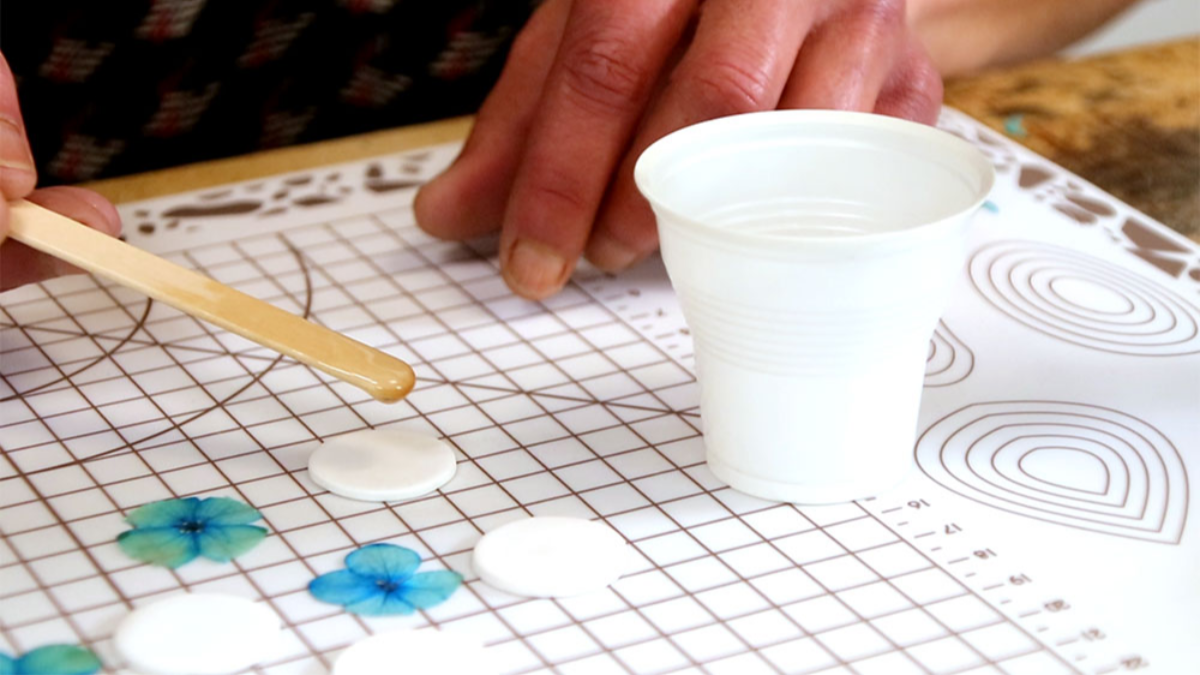 Polymer clay and resin earrings with dried hydrangea flowers : Step 7