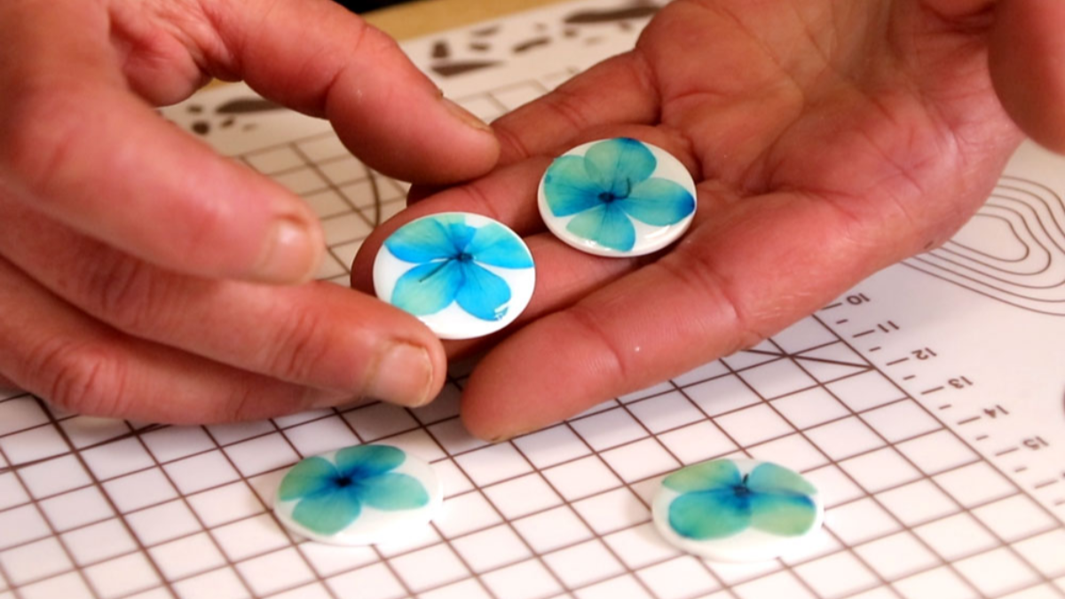 Polymer clay and resin earrings with dried hydrangea flowers : Step 9