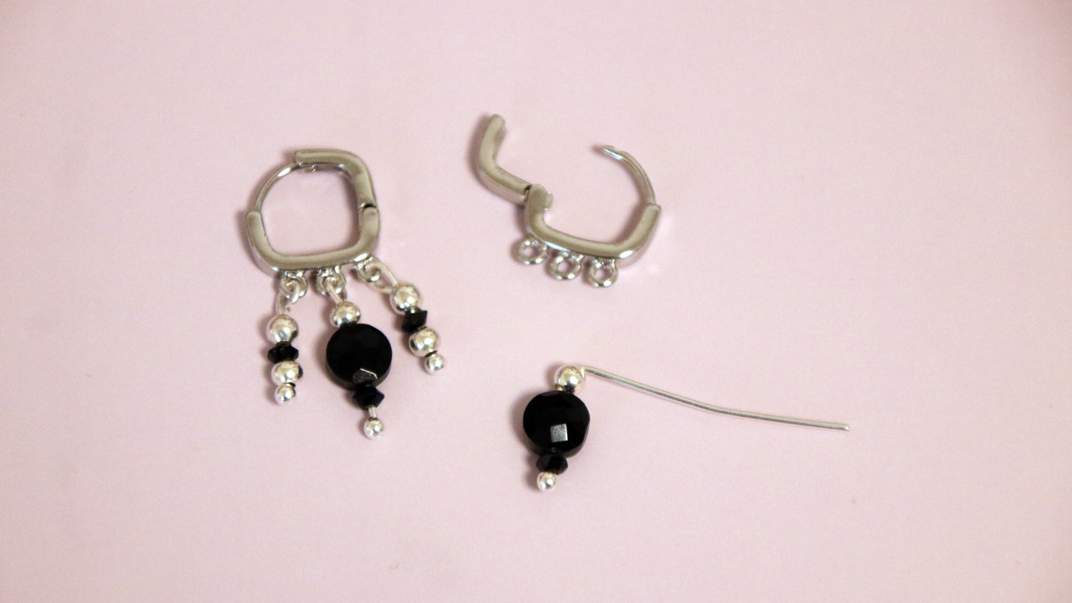 Square silver hoop earrings with Onyx beaded charms : Step 1