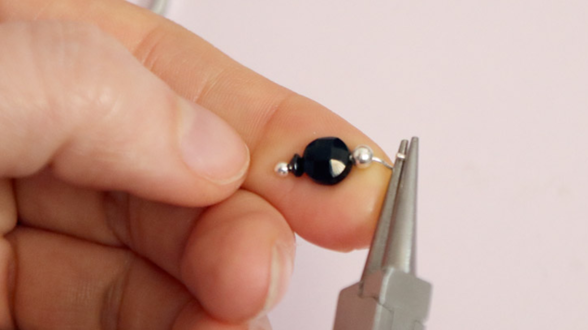 Square silver hoop earrings with Onyx beaded charms : Step 3