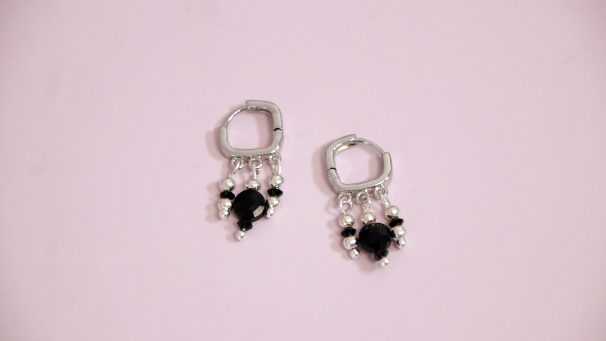 Square silver hoop earrings with Onyx beaded charms : Step 4