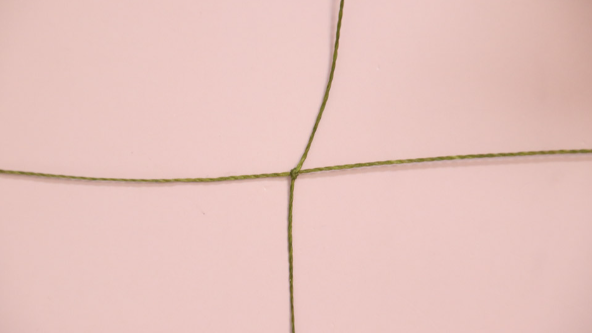 DIY Small khaki micro macramé bracelet with gold beads : Step 1 DIY Small khaki micro macramé bracelet with gold beads : Step 1