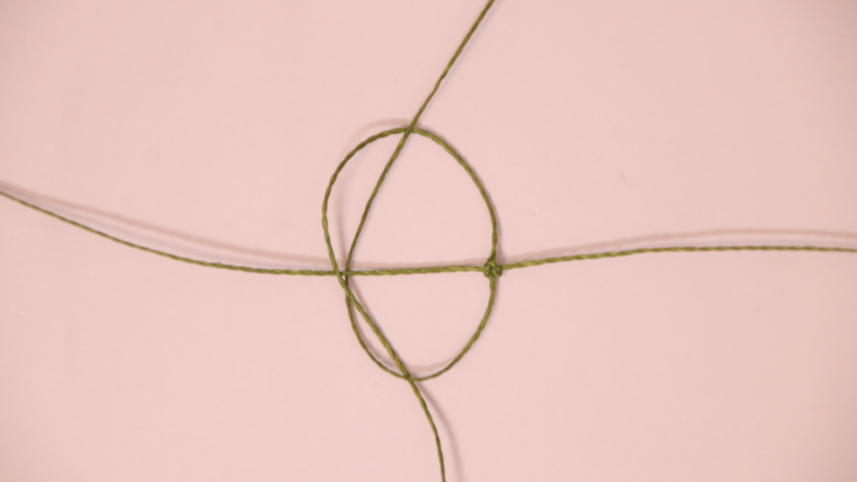 DIY Small khaki micro macramé bracelet with gold beads : Step 3 DIY Small khaki micro macramé bracelet with gold beads : Step 3