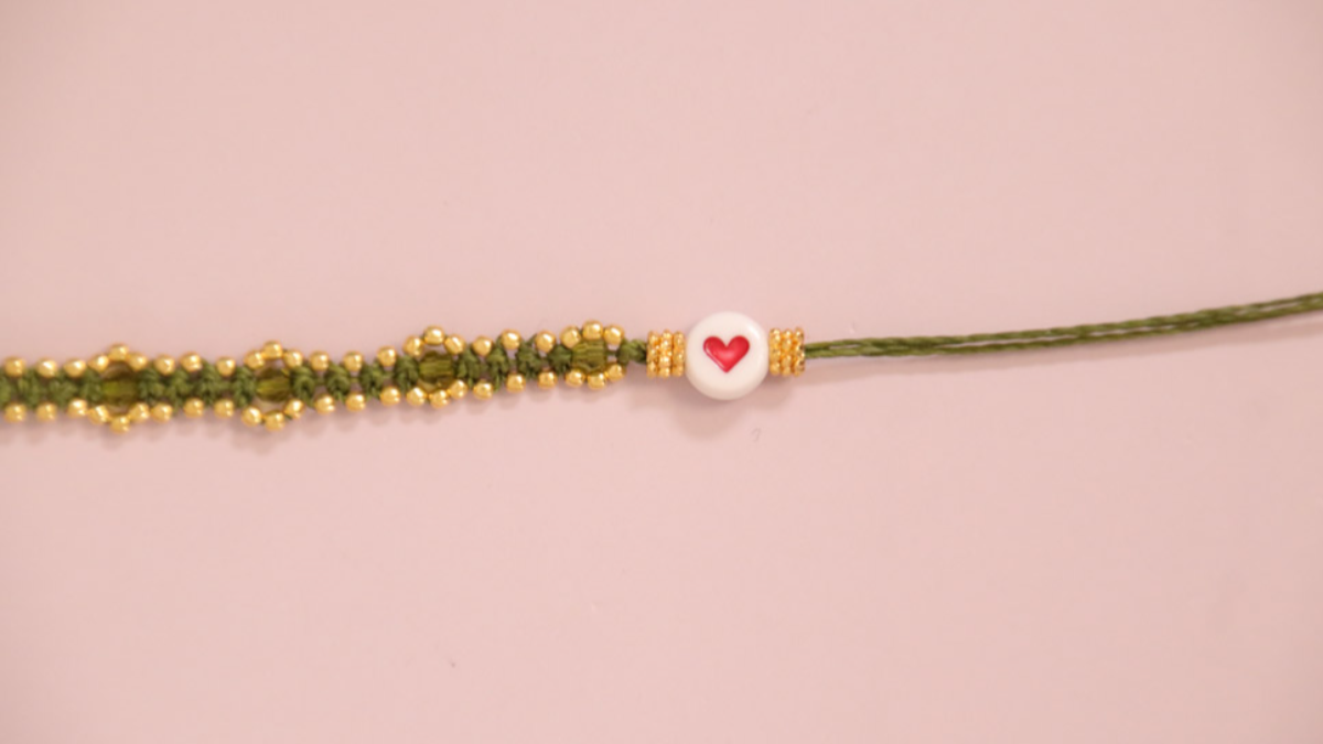 DIY Small khaki micro macramé bracelet with gold beads : Step 10 DIY Small khaki micro macramé bracelet with gold beads : Step 10