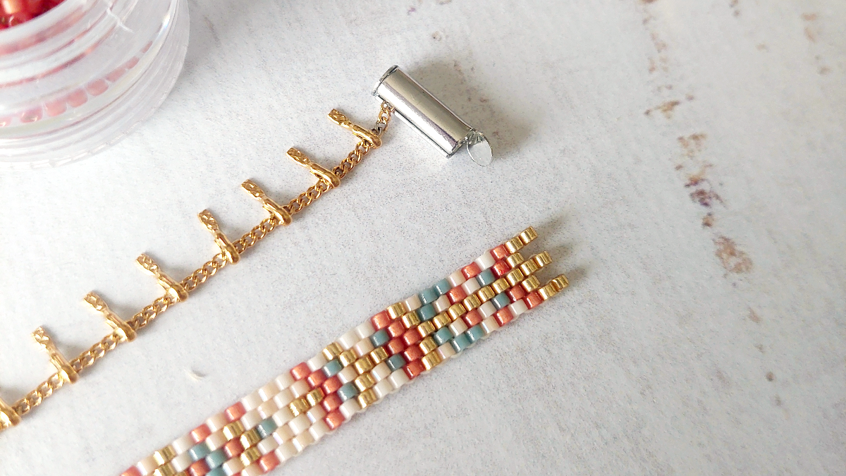 Multi-row bracelet with interchangeable clasp Hiilos by Little Miss : Step 2 Multi-row bracelet with interchangeable clasp Hiilos by Little Miss : Step 2