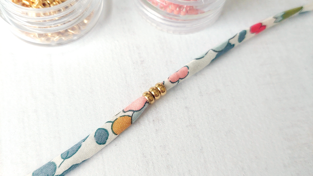 Multi-row bracelet with interchangeable clasp Hiilos by Little Miss : Step 6 Multi-row bracelet with interchangeable clasp Hiilos by Little Miss : Step 6