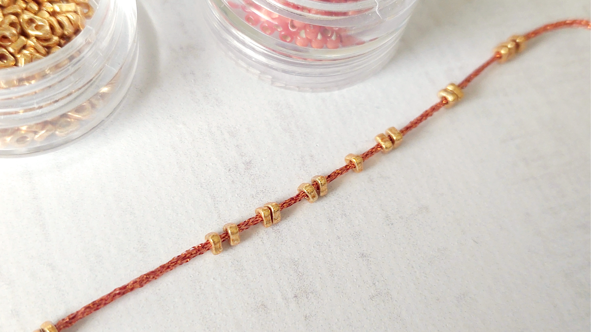 Multi-row bracelet with interchangeable clasp Hiilos by Little Miss : Step 7 Multi-row bracelet with interchangeable clasp Hiilos by Little Miss : Step 7