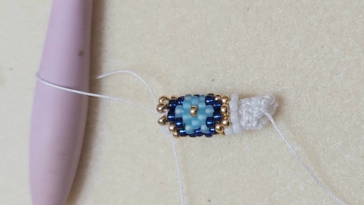 Assortment of spiral crochet bracelets with Miyuki beads : Step 11