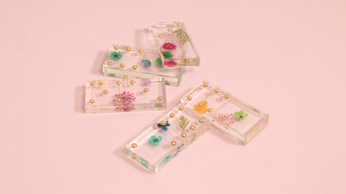 DIY Resin dominoes with dried flowers
