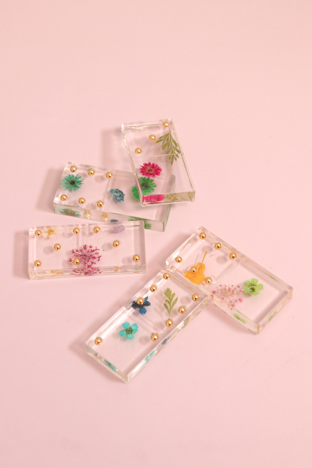 DIY Resin dominoes with dried flowers