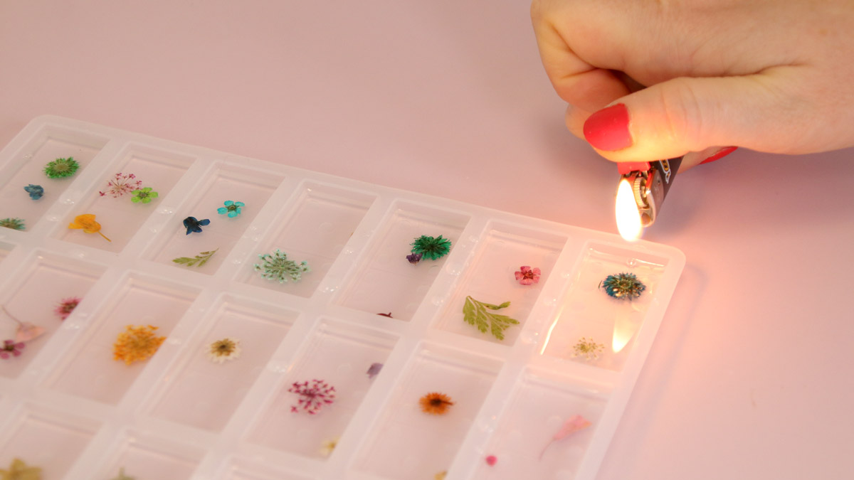 DIY Resin dominoes with dried flowers : Step 3 DIY Resin dominoes with dried flowers : Step 3
