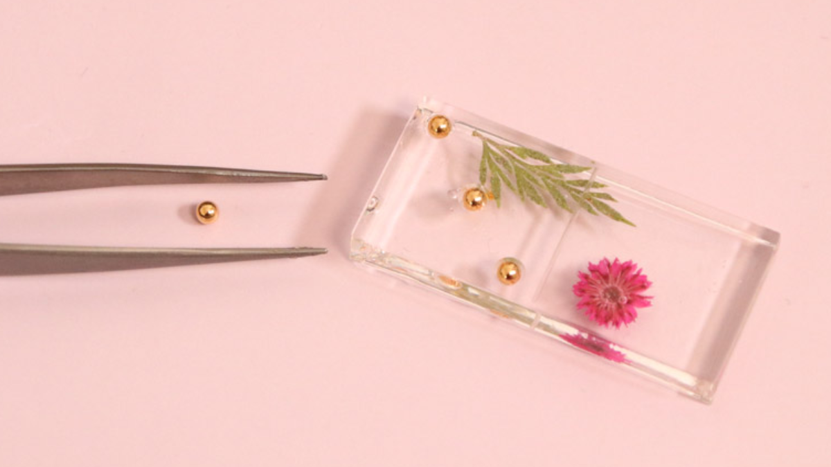 DIY Resin dominoes with dried flowers : Step 4 DIY Resin dominoes with dried flowers : Step 4