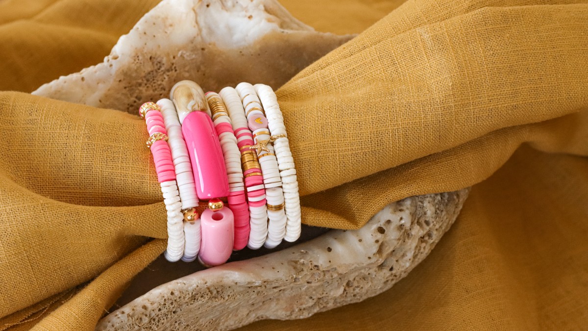 Tuto 7 DIY bracelets in gold, white and pink accumulation