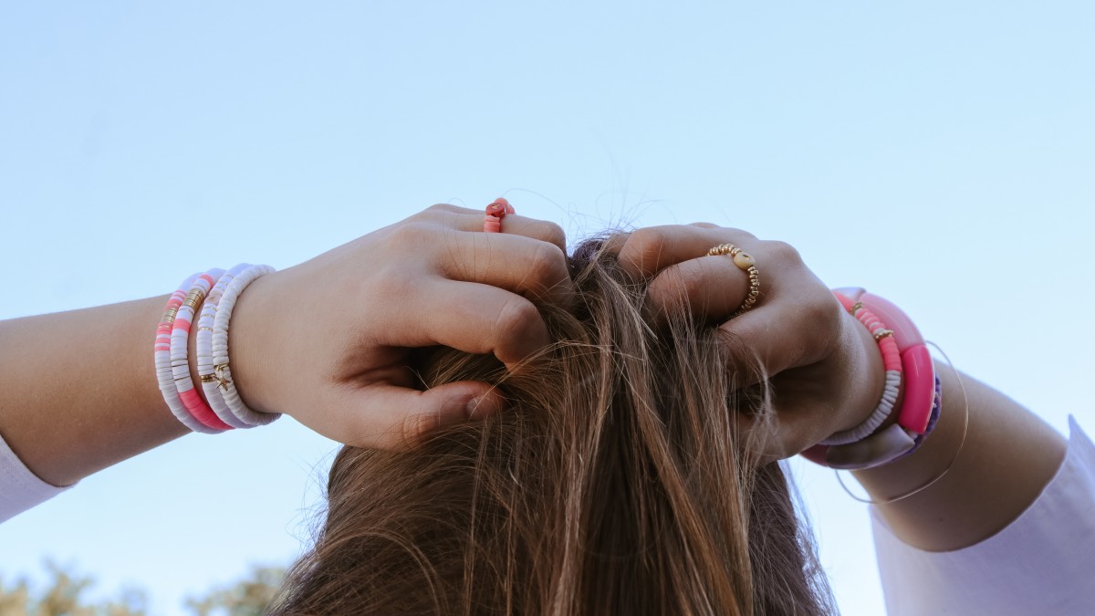Schema  Tuto 7 DIY bracelets in gold, white and pink accumulation