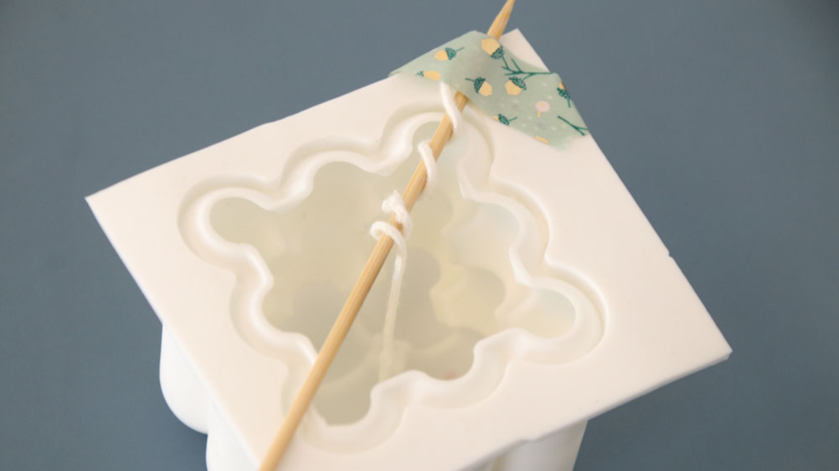 DIY Bubble candles scented with lanvande and dried flowers : Step 2