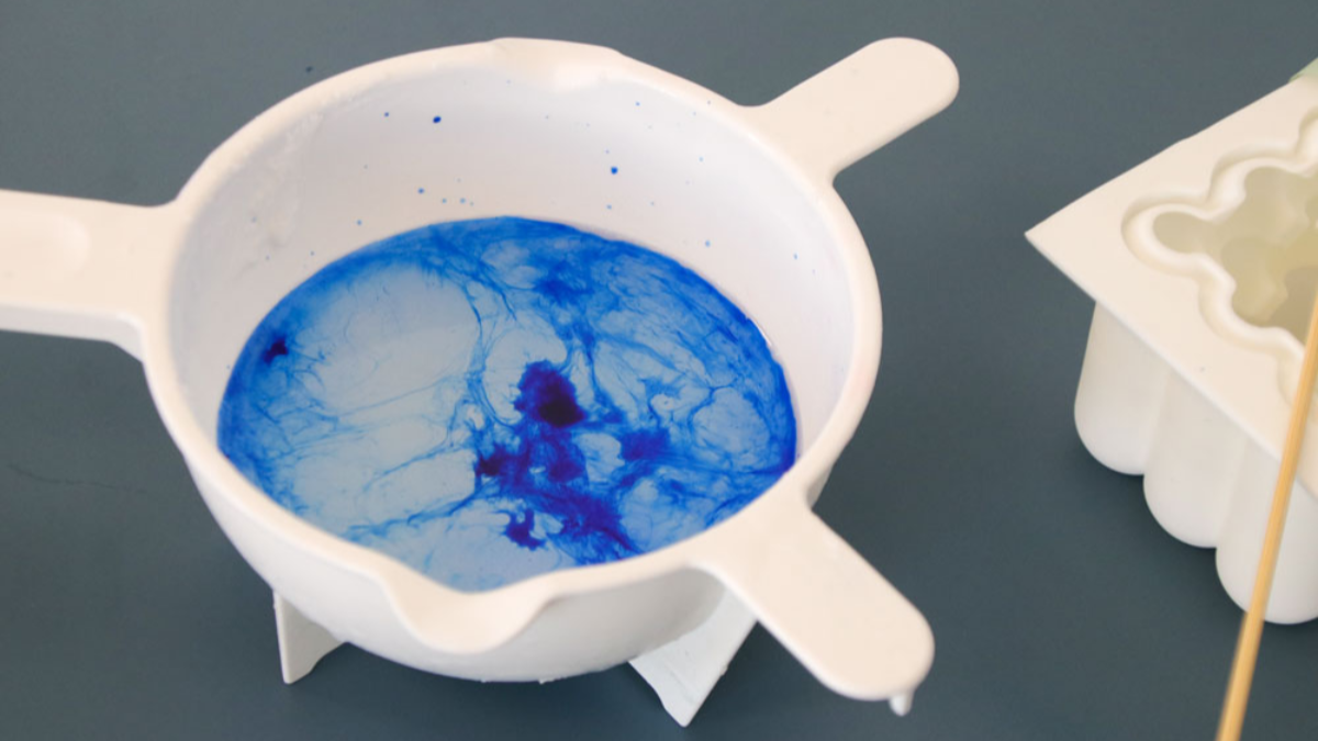 DIY Bubble candles scented with lanvande and dried flowers : Step 4