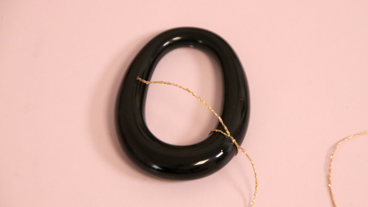 Duo of gold and black earrings to make yourself : Step 1