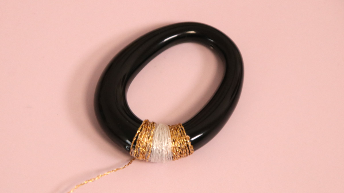 Duo of gold and black earrings to make yourself : Step 2