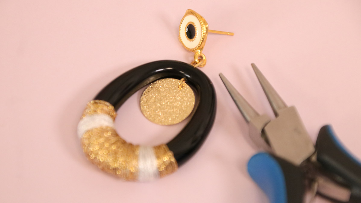 Duo of gold and black earrings to make yourself : Step 5