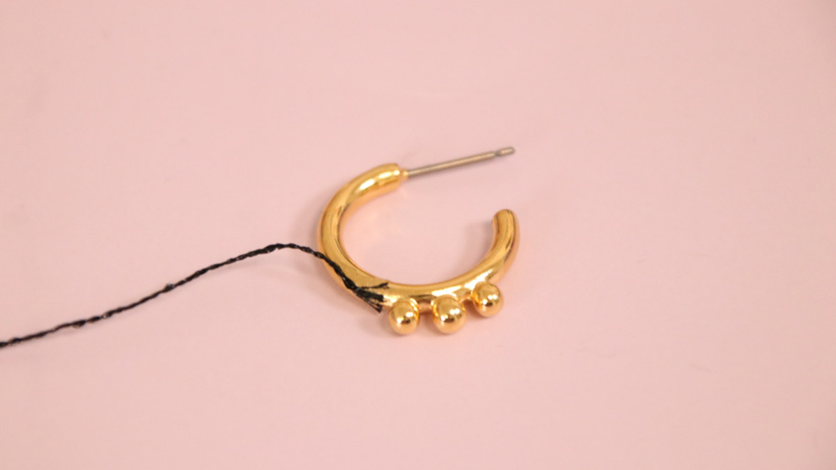 Duo of gold and black earrings to make yourself : Step 6