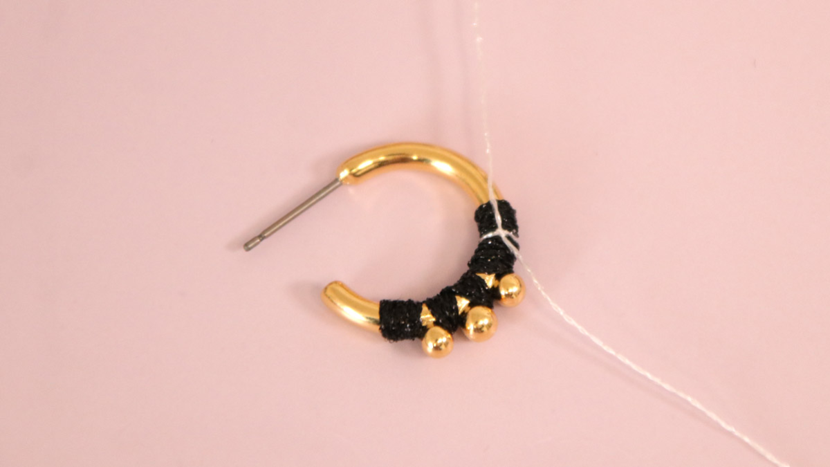 Duo of gold and black earrings to make yourself : Step 8