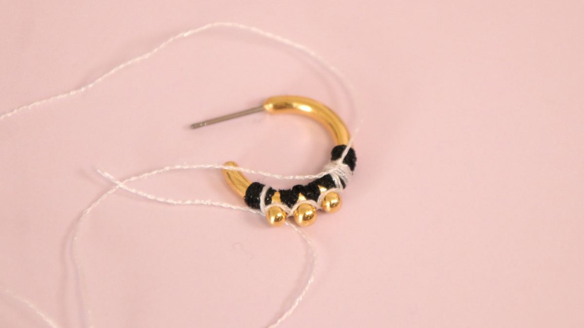Duo of gold and black earrings to make yourself : Step 9