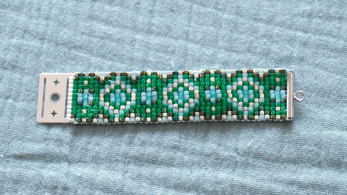 Green miyuki beads bracelet on loom with spacer : Step 5 Green miyuki beads bracelet on loom with spacer : Step 5
