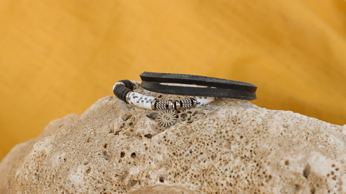 Schema  Duo of leather cord bracelets and heishi dalmatian beads