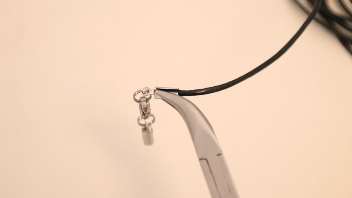 Duo of leather cord bracelets and heishi dalmatian beads : Step 1