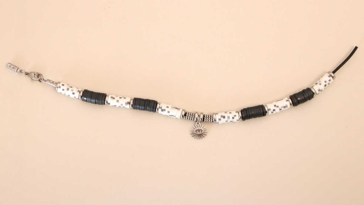 Duo of leather cord bracelets and heishi dalmatian beads : Step 2