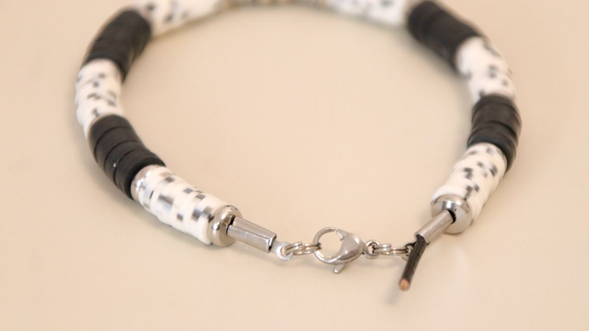 Duo of leather cord bracelets and heishi dalmatian beads : Step 3