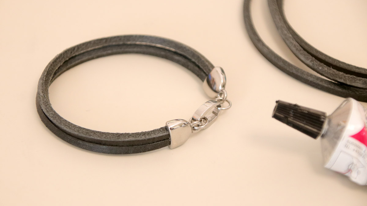 Duo of leather cord bracelets and heishi dalmatian beads : Step 4