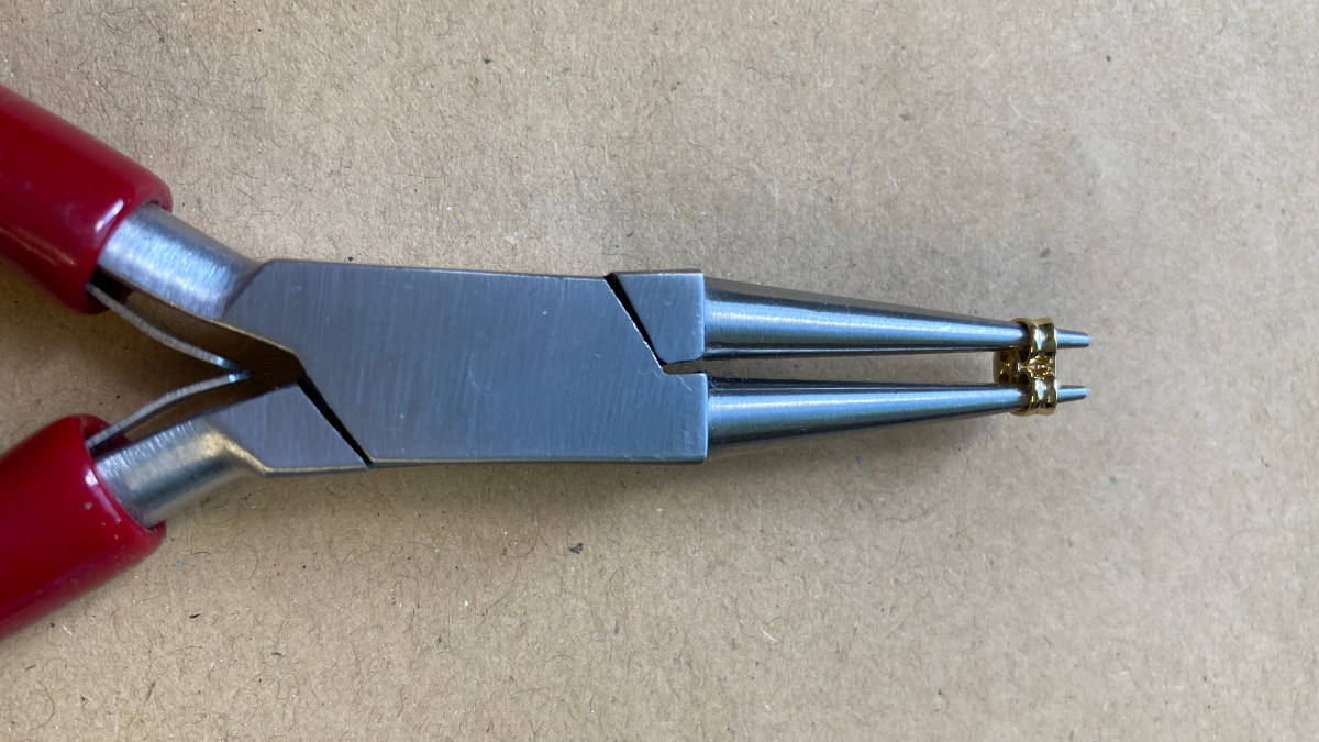 Gold and multicore hoop earrings with Heishi beads, stainless steel chain, beloque diamond and rhinestone ring : Step 8 Gold and multicore hoop earrings with Heishi beads, stainless steel chain, beloque diamond and rhinestone ring : Step 8