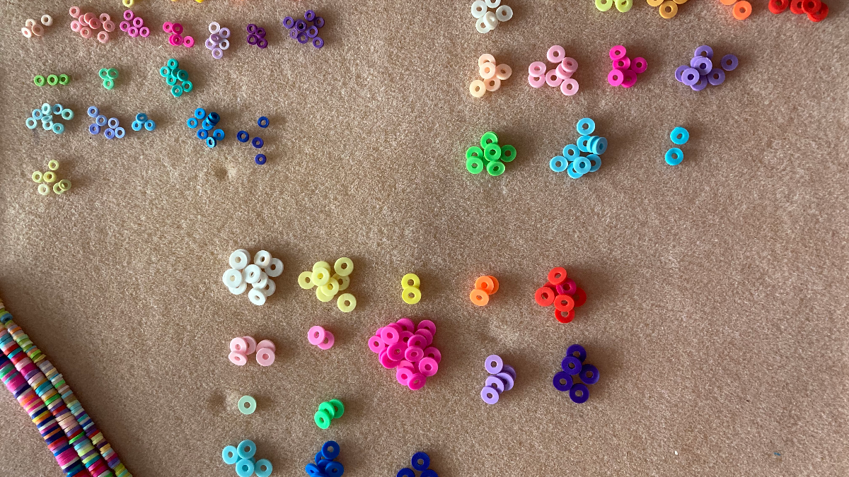 Gold and multicore hoop earrings with Heishi beads, stainless steel chain, beloque diamond and rhinestone ring : Step 1 Gold and multicore hoop earrings with Heishi beads, stainless steel chain, beloque diamond and rhinestone ring : Step 1