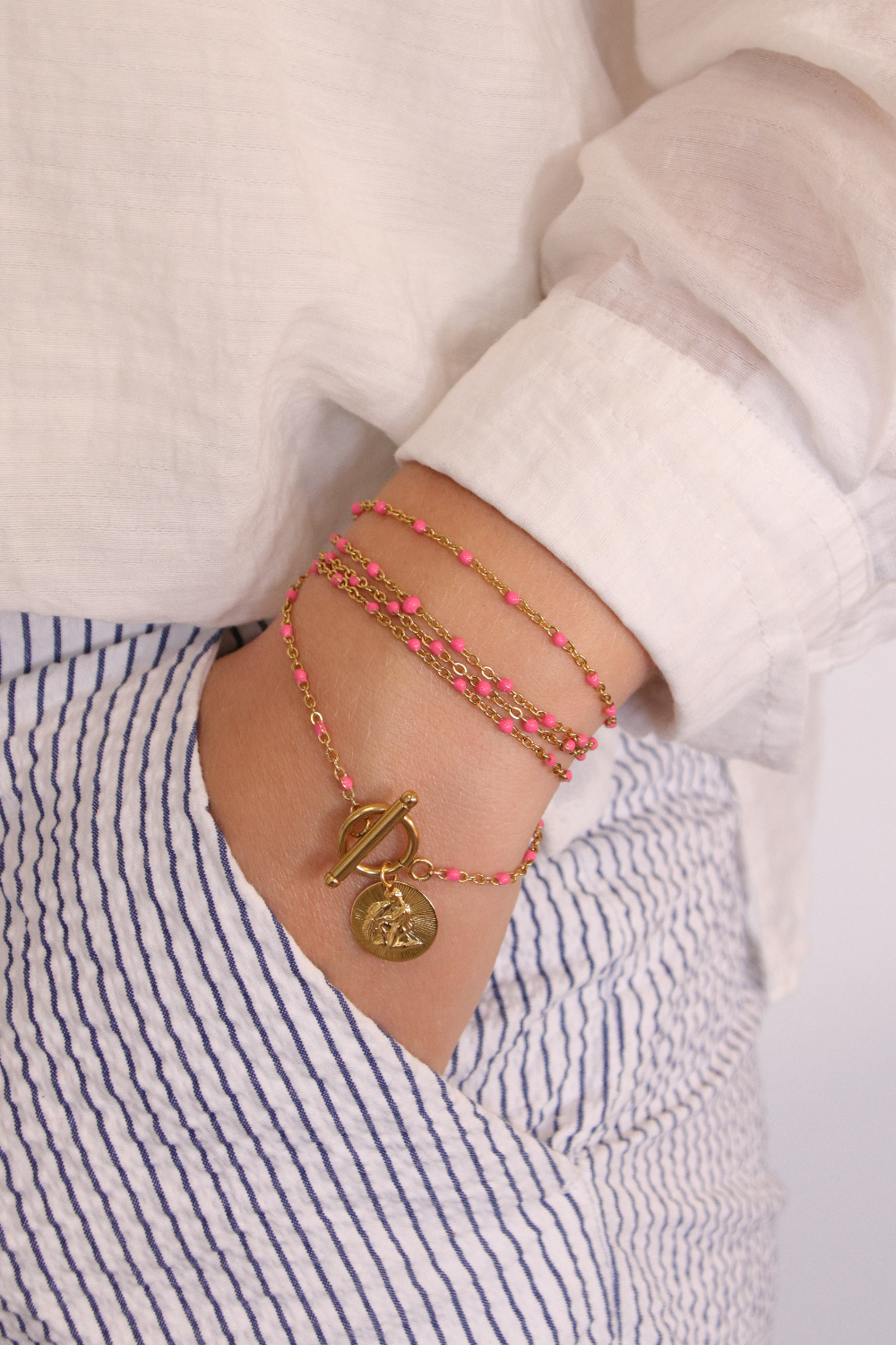 Schema 3 in 1 jewel with stainless steel chain, fuchsia resin beads and astro sign charm Schema 3 in 1 jewel with stainless steel chain, fuchsia resin beads and astro sign charm